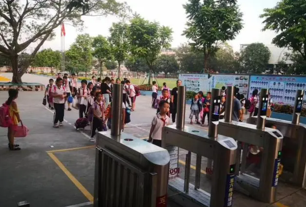 北京大中小学学生公寓专用人脸识别门禁+闸机通道系统专业公司哪里找？MG电玩北京监控安装工程公司秀一下专业技术的优越性！